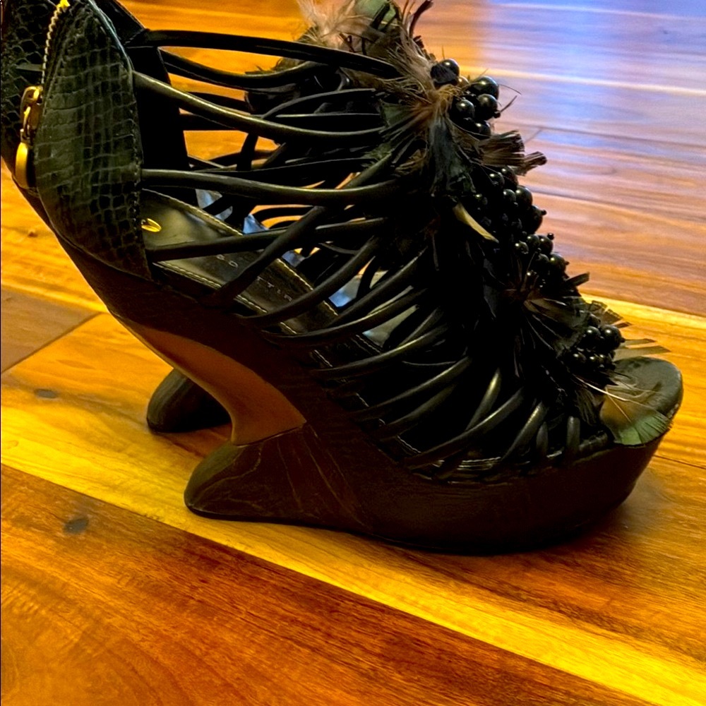 Leifsdottir Sleek Black Leather Sandals
